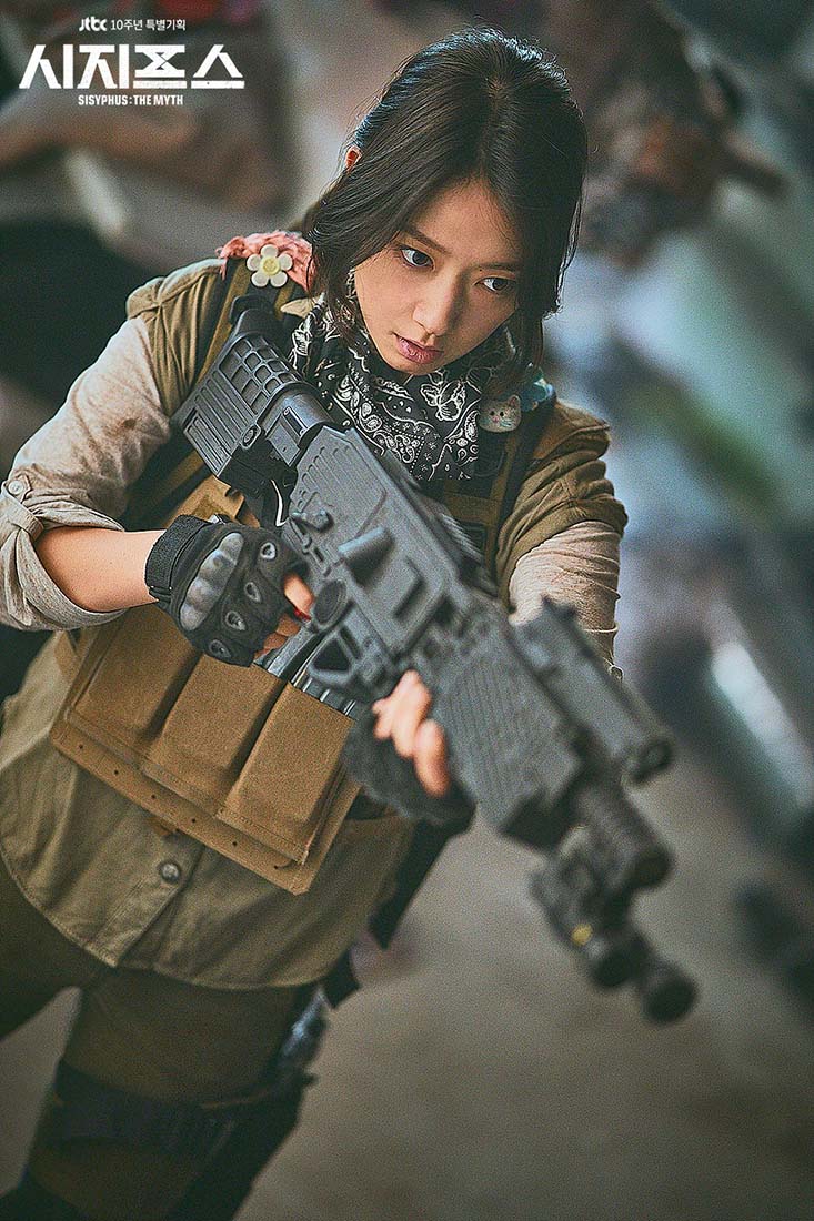 地表最強女主角《薛西佛斯的神話》朴信惠！盤點她在劇中數款造型，軍風潮流成時尚寵兒